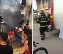 VÍDEO: incêndio de grande porte atinge residência na parte alta de Maceió