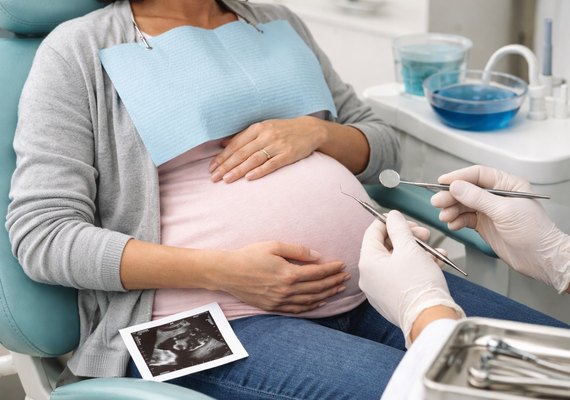 Mês da Mulher: dentista alerta sobre saúde hormonal e bucal feminina