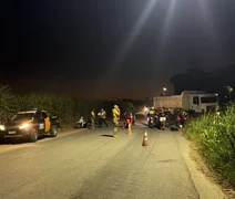 Moto fica presa sob caçamba após grave acidente na AL-420