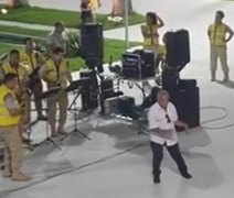 Vídeo de idoso dançando 'La Bamba' na Praça dos Martírios viraliza e diverte internautas; assista