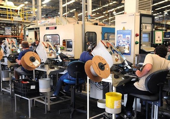 Faturamento da indústria desacelera em fevereiro, diz CNI