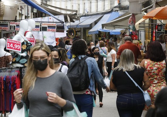 Confiança dos consumidores avança 3,8 pontos em abril, diz FGV