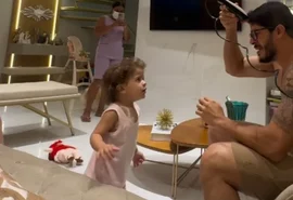 Médico alagoano comove ao raspar cabelo diante da filha com câncer