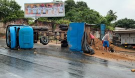 Caçamba tomba na ladeira da Avenida Rotary e deixa trânsito lento