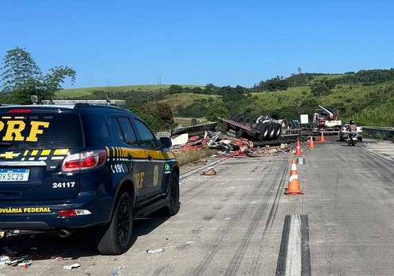 Carreta com carga de material de limpeza capota na BR-101, em Pilar