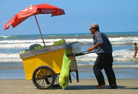 Edital seleciona ambulantes para trabalhar em praias de Maceió; veja como se inscrever