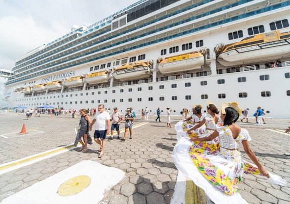 Primeiro navio da temporada de cruzeiros atraca no Porto de Maceió