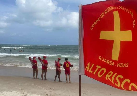 Praia do Francês registra quatro resgates por afogamento em um só dia