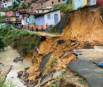 Deslizamento de terra deixa moradores da Ladeira da Moenda ilhados, em Maceió