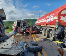 Vídeo: Colisão entre duas carretas deixa um ferido e interdita ponte de Satuba