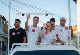 Rafael Brito e Gaby Ronalsa realizam caravana e caminhada no Jacintinho