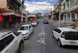 Mãe deixa bebê trancada em carro para ir a baile funk e acaba presa