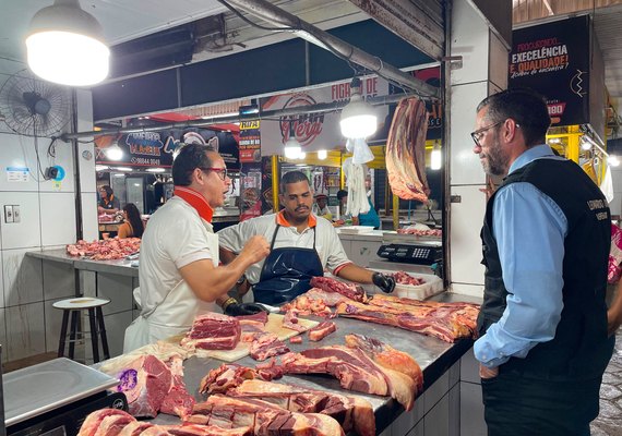 Leonardo Dias acompanha feirantes e cobra garantia de espaços no Mercado da Produção