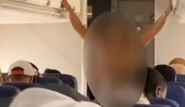 Passageira fica pelada e sai gritando pelo corredor de avião nos EUA