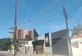 Queda de postes provoca lentidão e alerta motoristas em Mangabeiras