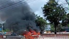 Carro pega fogo na Durval de Góes Monteiro e assusta moradores em Maceió