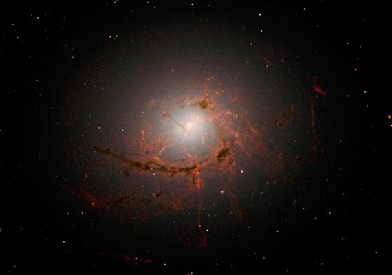 Telescópio revela como buracos negros crescem em galáxias jovens