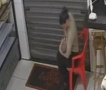 SMTT homenageia agente que amamentou bebê durante ocorrência em Delmiro
