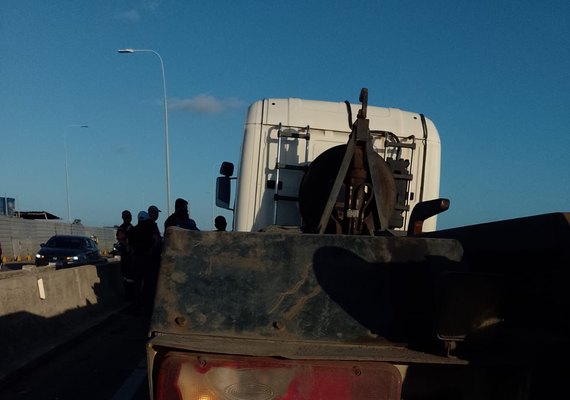 Engavetamento entre 5 veículos deixa uma mulher ferida na Ponte Divaldo Suruagy