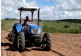 CPLA fornece maquinário para cooperados prepararem a terra para o plantio