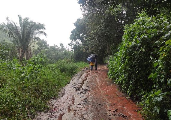 Jovens são encontrados mortos com marcas tiros em estrada vicinal