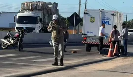 Homem morre após ser arremessado ao passar por quebra-molas na AL-110