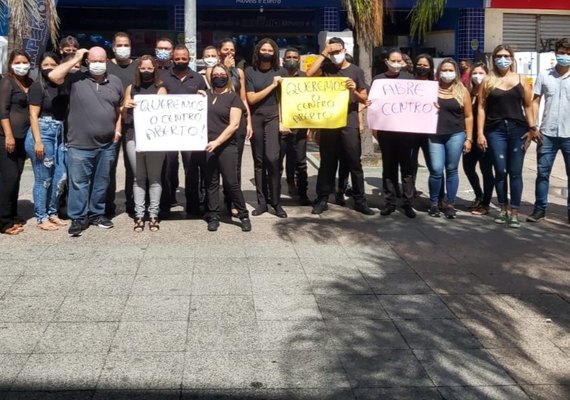 Lojistas e funcionários do Centro protestam cobrando a flexibilização do decreto