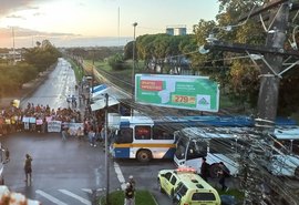 Estudantes da Ufal fecham Durval de Góes contra mudanças nas linhas de ônibus