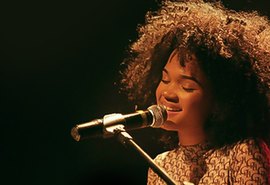 Agnes Nunes faz show pela primeira vez em Maceió