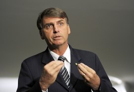 Após ser cobrado a manter ataques ao STF, Bolsonaro pede para seguidores se acalmarem