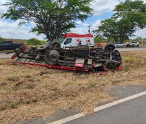 Homem morre após caminhão capotar na AL-220, em Batalha