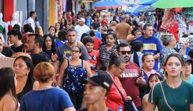 Centro de Maceió fica lotado com consumidores em busca das últimas compras de Natal