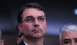 Flávio Bolsonaro chega aos EUA para audiência sobre tarifas e critica gestores