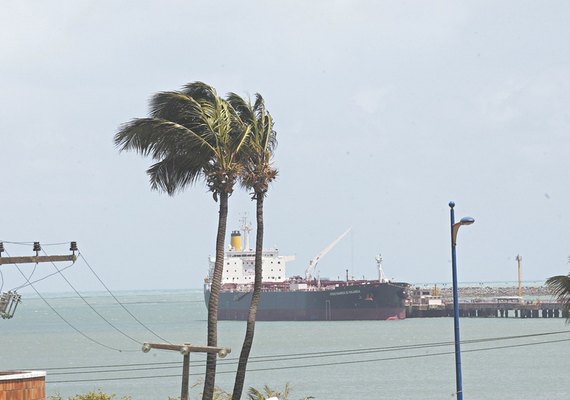 Marinha emite alerta para ventos fortes e ressaca no mar do litoral alagoano