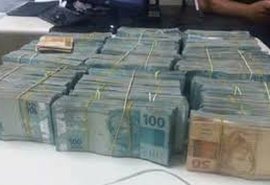 Assessor diz que recebia para carregar malas de dinheiro