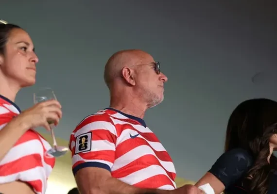Jeff Bezos negocia compra de 30% do Liverpool em acordo bilionário