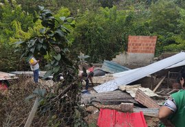 Pocilga é demolida por funcionamento irregular no São Jorge, em Maceió