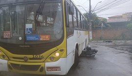 Moto fica embaixo de ônibus durante acidente registrado no bairro Pinheiro