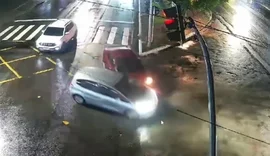 Motorista faz conversão irregular, bate em outro carro e os dois vão parar no canteiro