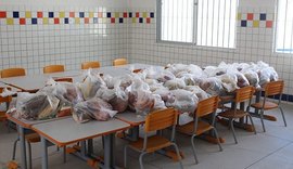 Alunos do município de Maceió recebem kits de alimentação a partir de quarta