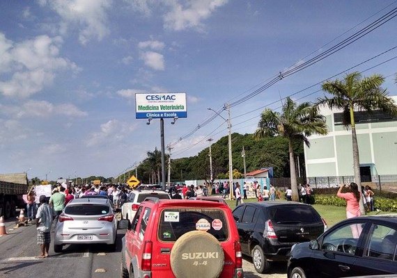 Estudantes fecham rodovia por melhorias em faculdade