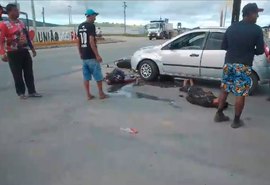 Choque entre dois veículos deixa motociclista e passageiro feridos no interior de AL