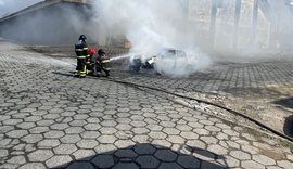 Vídeo: Incêndio em carro de passeio mobiliza bombeiros no Porto de Maceió