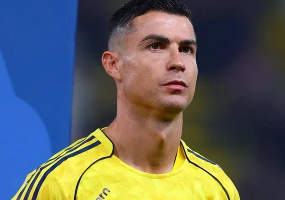 Cristiano Ronaldo deixa de seguir ídolo inglês após elogio a Messi