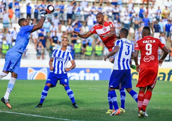CSA treina com portões fechados; CRB será alterado