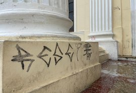 Vídeo: Câmeras flagram vandalismo em escadaria da Associação Comercial de Maceió