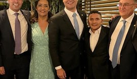 Candidato em Maceió mantém fotos nas redes com toda a família do atual prefeito