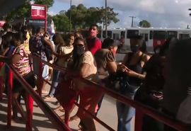Terminal de ônibus tem aglomeração no 1° dia de fase vermelha