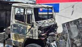 Incêndio atinge caminhão no meio da rua no Tabuleiro, em Maceió