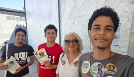 Lenilda Luna defende SUS 100% público e gratuito durante panfletagem no Hospital Universitário